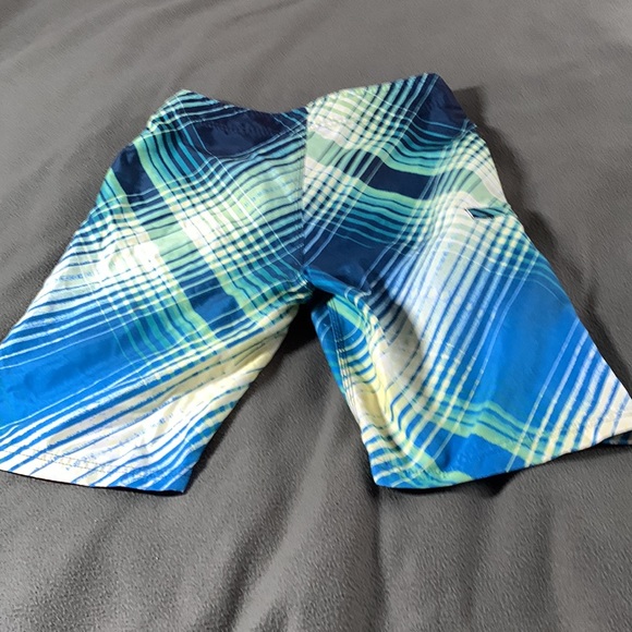 Boys Hurley swim trunks.  Size 14.  Waist 27 - Picture 6 of 8